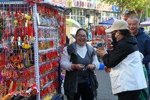 黑河市大早市端午饰品热销 节日氛围渐浓