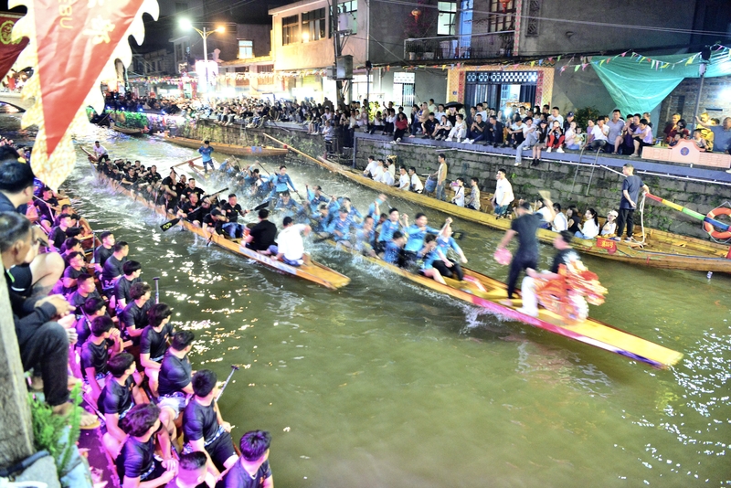 福建三溪：夜赛龙舟 热闹非凡