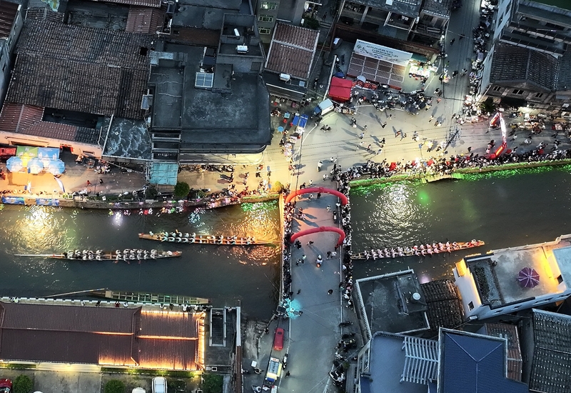 福建三溪：夜赛龙舟 热闹非凡