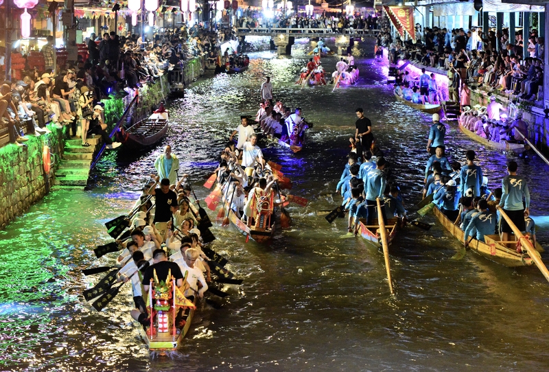 福建三溪：夜赛龙舟 热闹非凡
