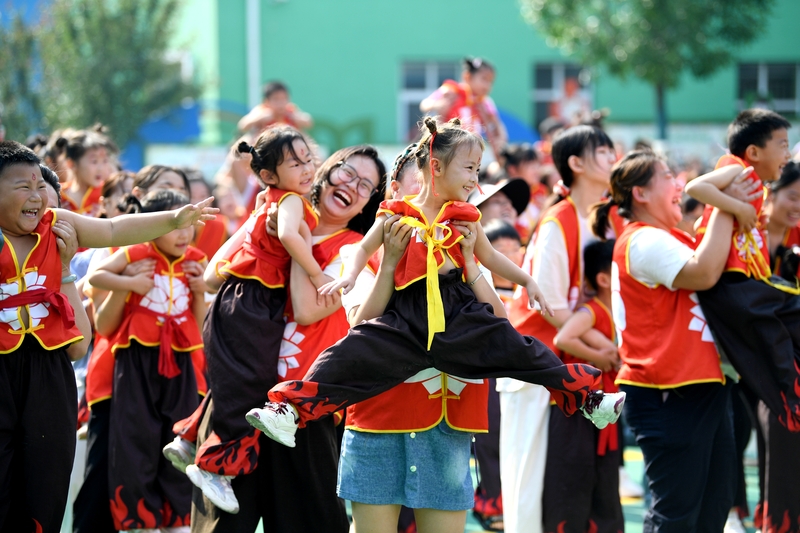 河北广平：亲子运动会 趣味过“六一”