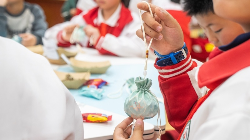贵州毕节：小朋友学做香囊 迎端午