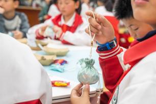 贵州毕节：小朋友学做香囊 迎端午