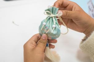 贵州毕节：小朋友学做香囊 迎端午