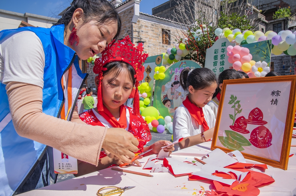 江西新干：多彩民俗展演迎端午