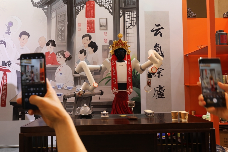 四川成都：机器人“秀”功夫茶技艺