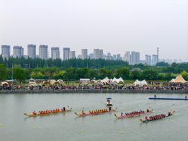 江苏淮安：端午龙舟赛激情上演