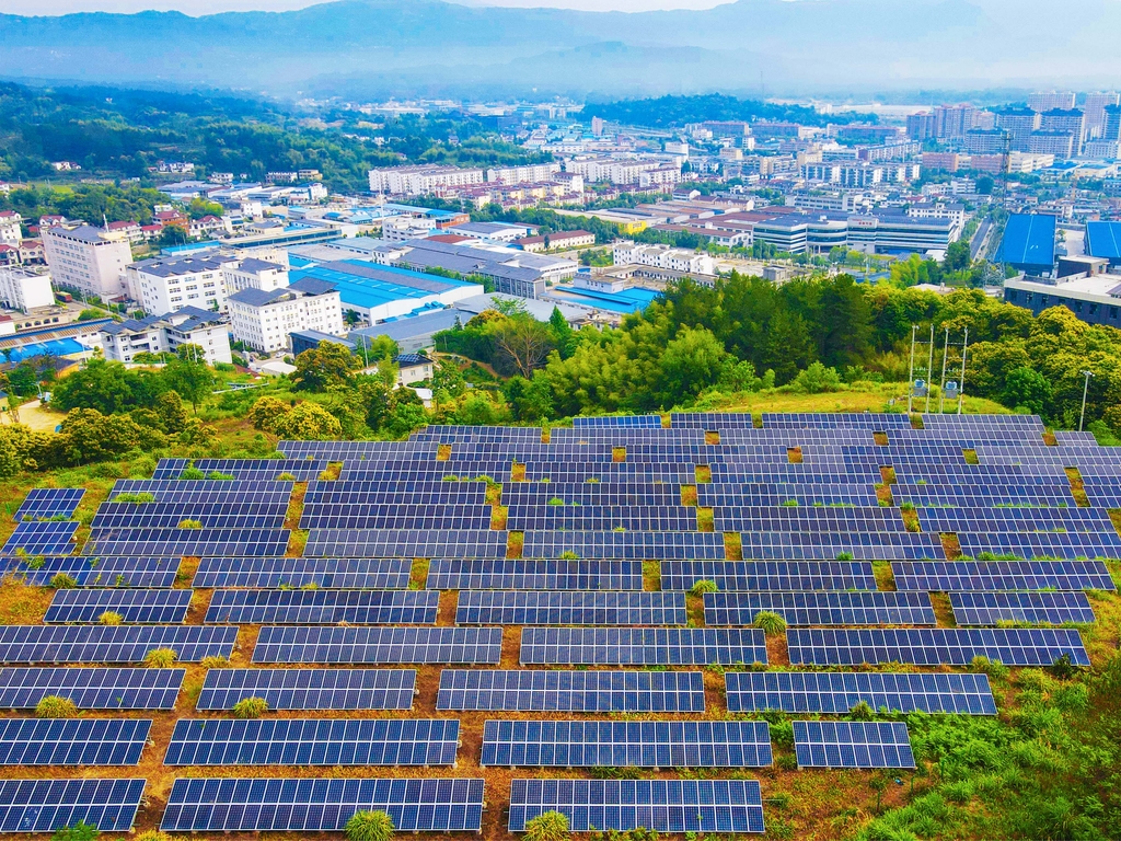 安徽安庆：光伏发电板输送清洁能源