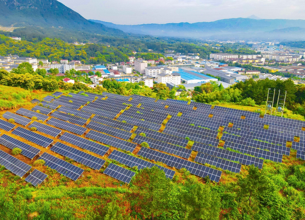 安徽安庆：光伏发电板输送清洁能源