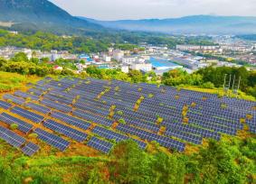 安徽安庆：光伏发电板输送清洁能源
