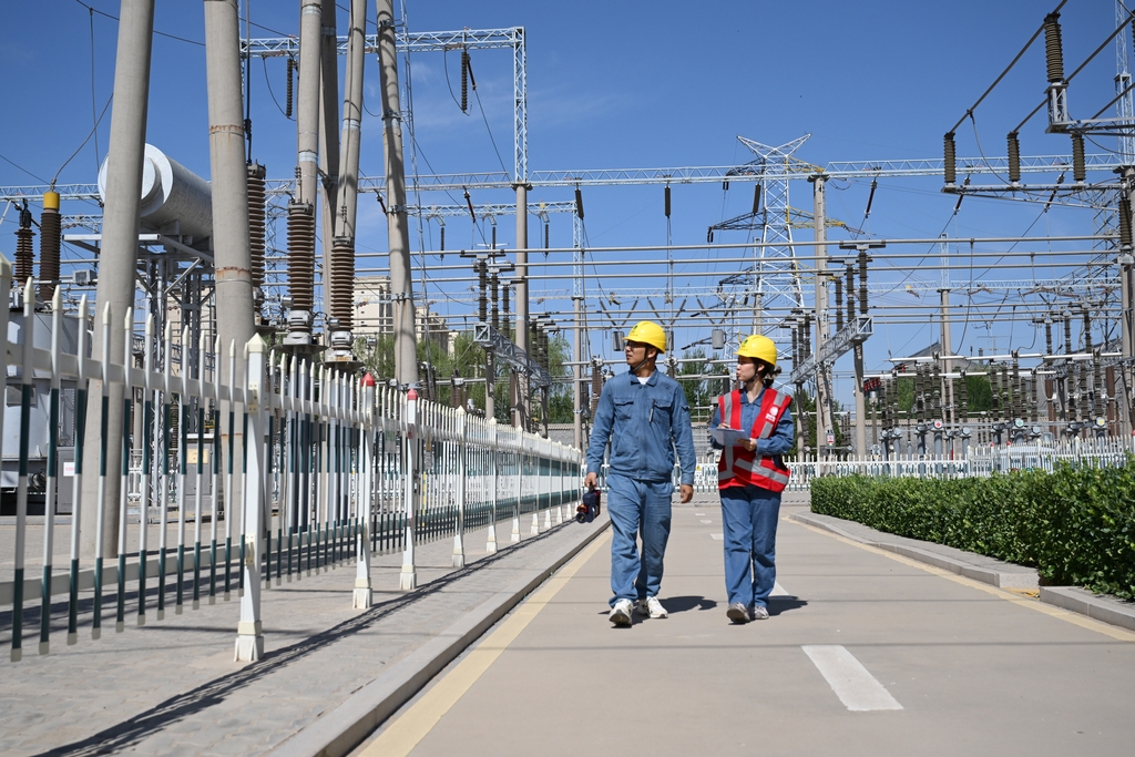 宁夏银川：工作人员巡视变电站