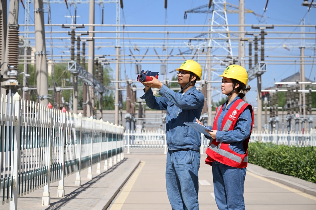 宁夏银川：工作人员巡视变电站
