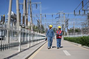 宁夏银川：工作人员巡视变电站