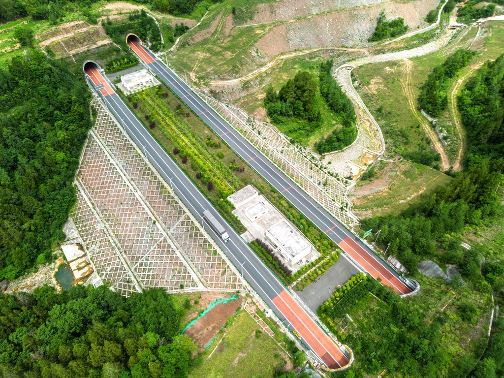 四川巴中：车辆穿梭在公路上