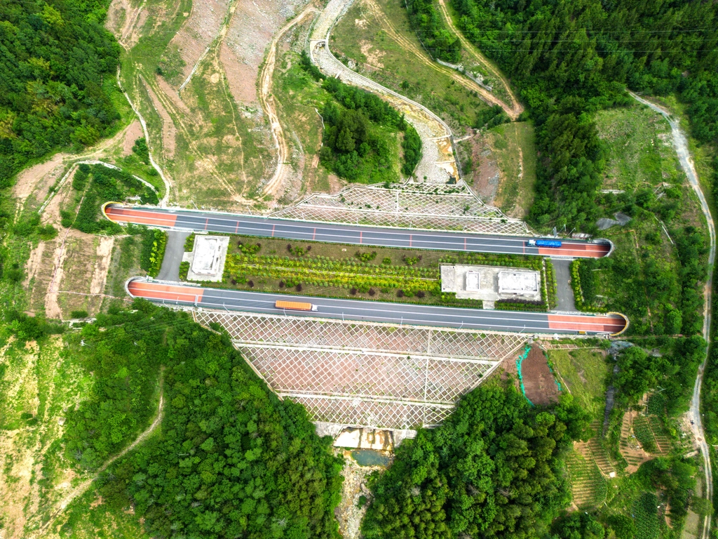 四川巴中：车辆穿梭在公路上