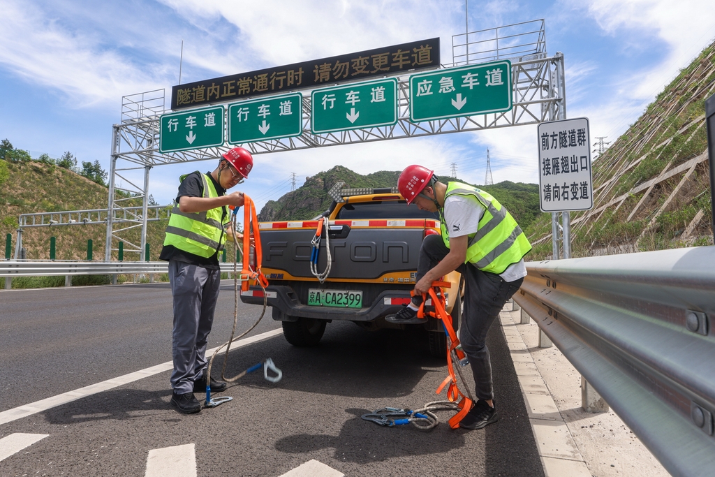 北京：技术人员维护京蔚高速公路设施