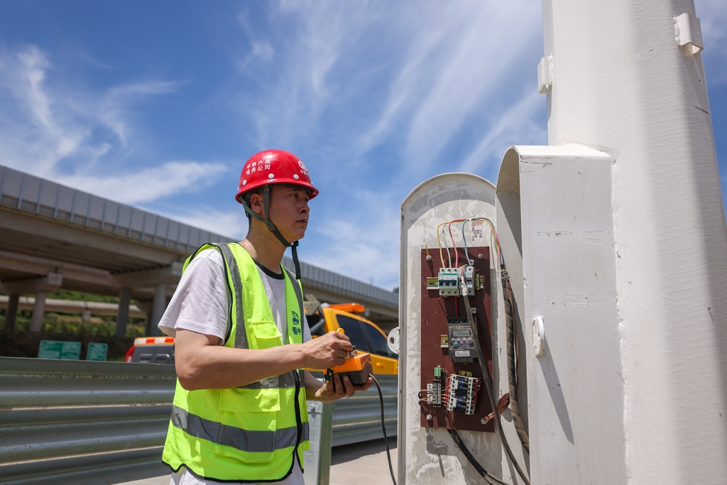 北京：技术人员维护京蔚高速公路设施