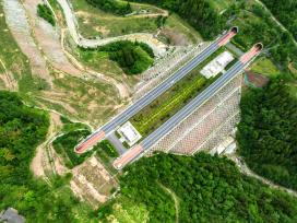 四川巴中：车辆穿梭在公路上