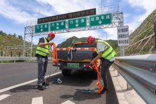 北京：技术人员维护京蔚高速公路设施