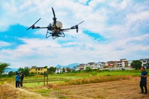 安徽安庆：农民利用无人机“飞播”作业