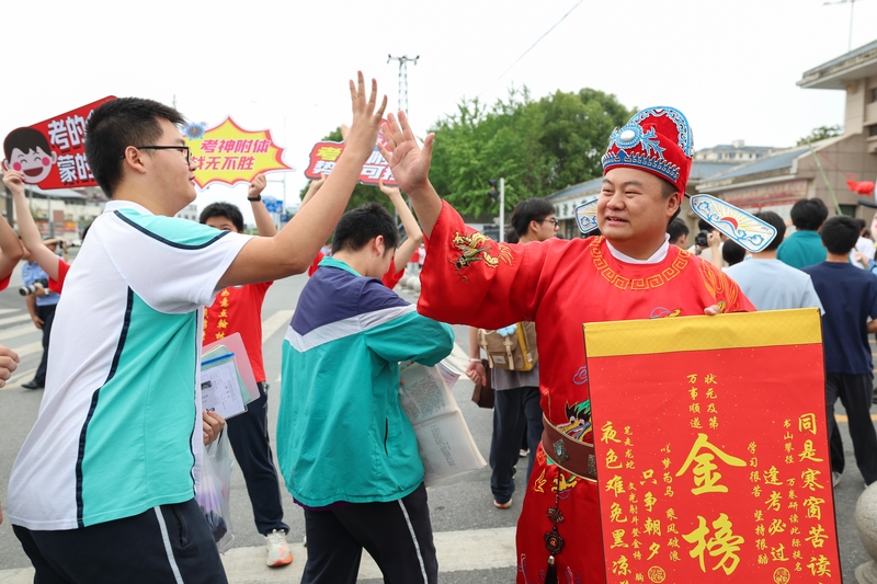 湖北襄阳：高考拉开帷幕 送考氛围拉满