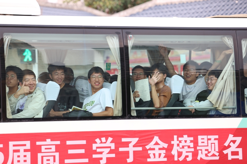 湖北襄阳：高考拉开帷幕 送考氛围拉满