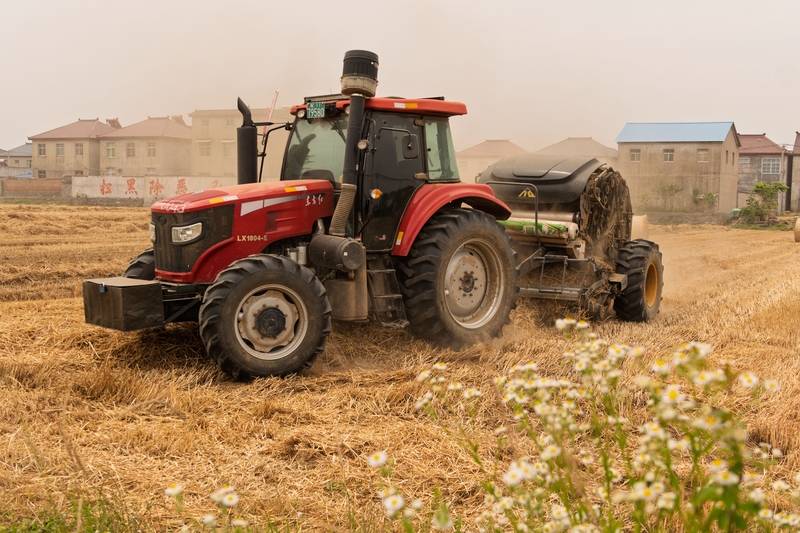 安徽宿州：秸秆离田综合利用“打包”忙