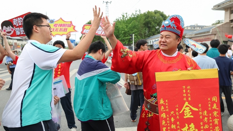 湖北襄阳：高考拉开帷幕 送考氛围拉满