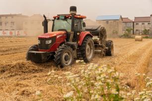 安徽宿州：秸秆离田综合利用“打包”忙