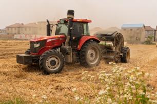 安徽宿州：秸秆离田综合利用“打包”忙