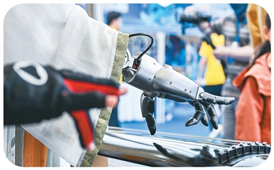 四问人形机器人（“融”观中国）