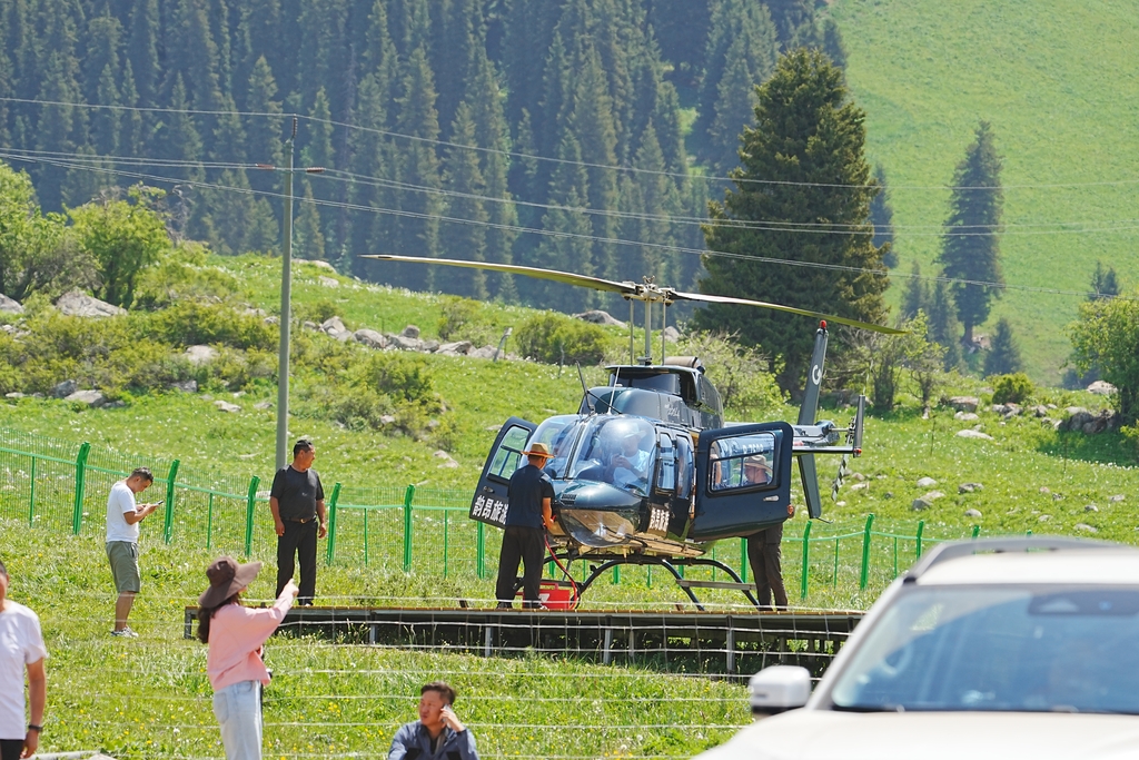新疆伊犁：百里画廊 游人如织