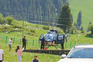 新疆伊犁：百里画廊 游人如织