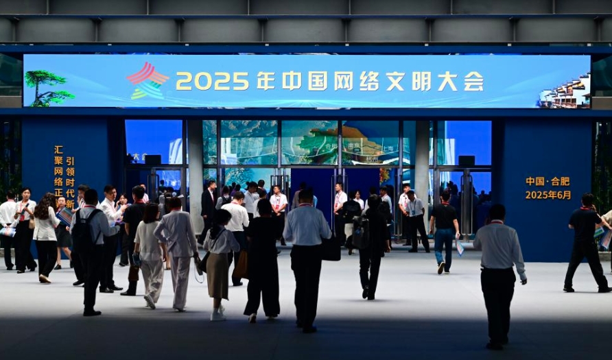 海外网评：以正能量引领网络空间新风尚