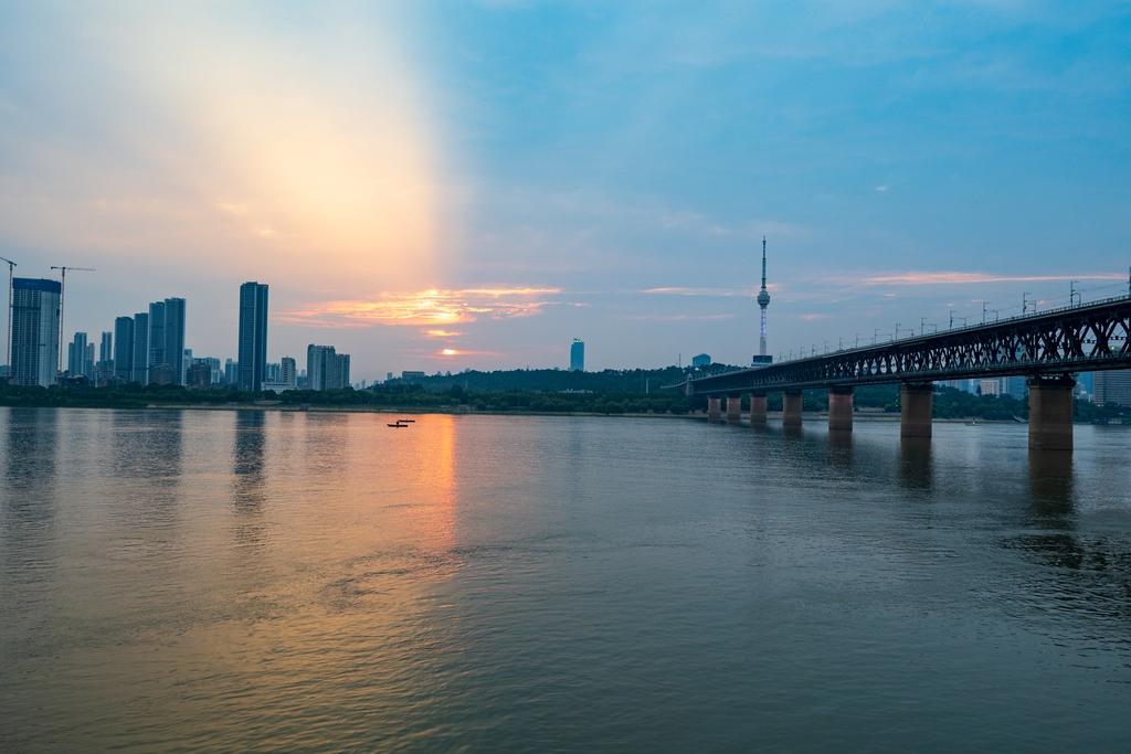 武汉：夏日江边 游人如织共赏美景