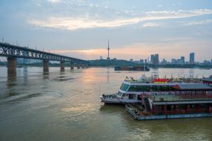 武汉：夏日江边 游人如织共赏美景