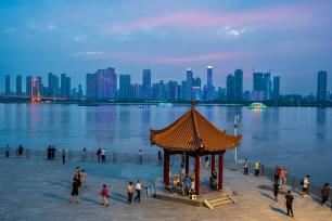 武汉：夏日江边 游人如织共赏美景