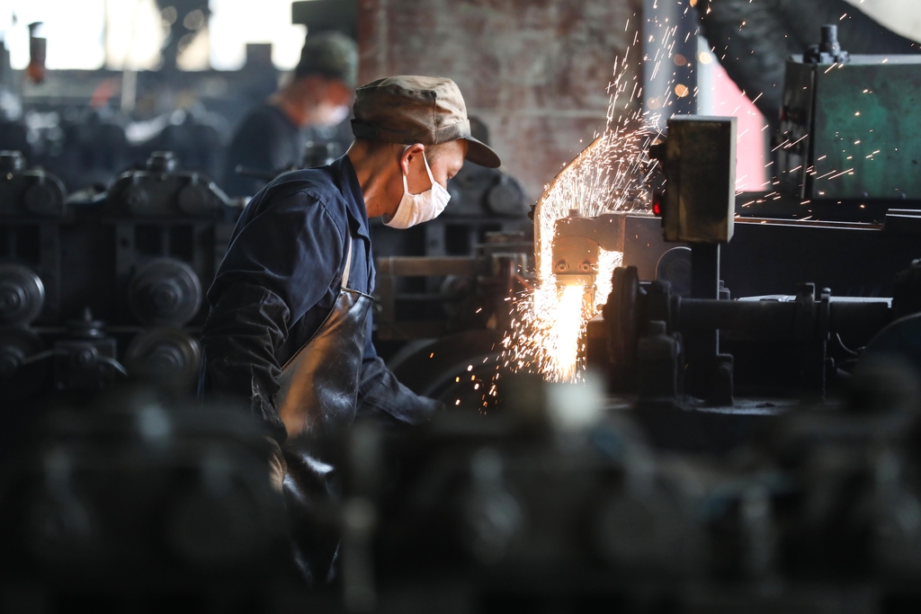 浙江杭州：工人打磨自行车钢圈