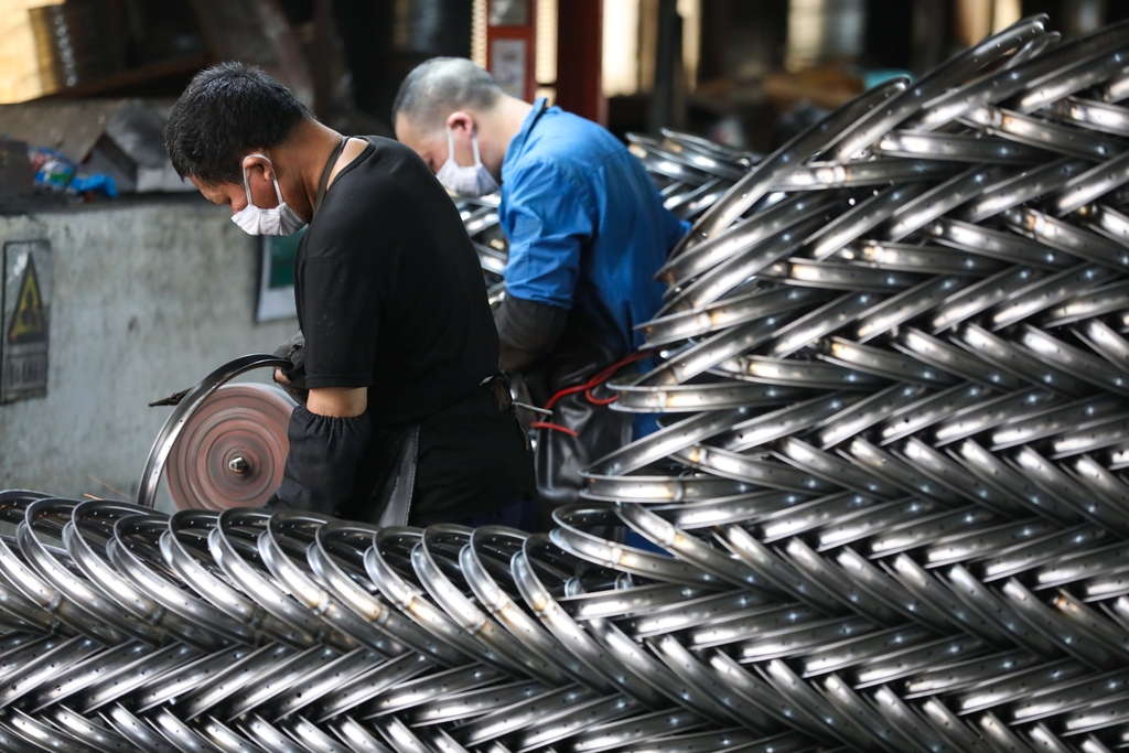 浙江杭州：工人打磨自行车钢圈