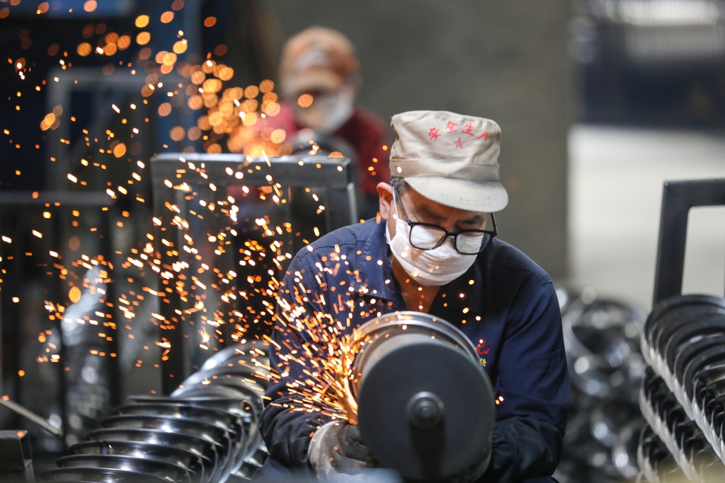 浙江杭州：工人打磨自行车钢圈