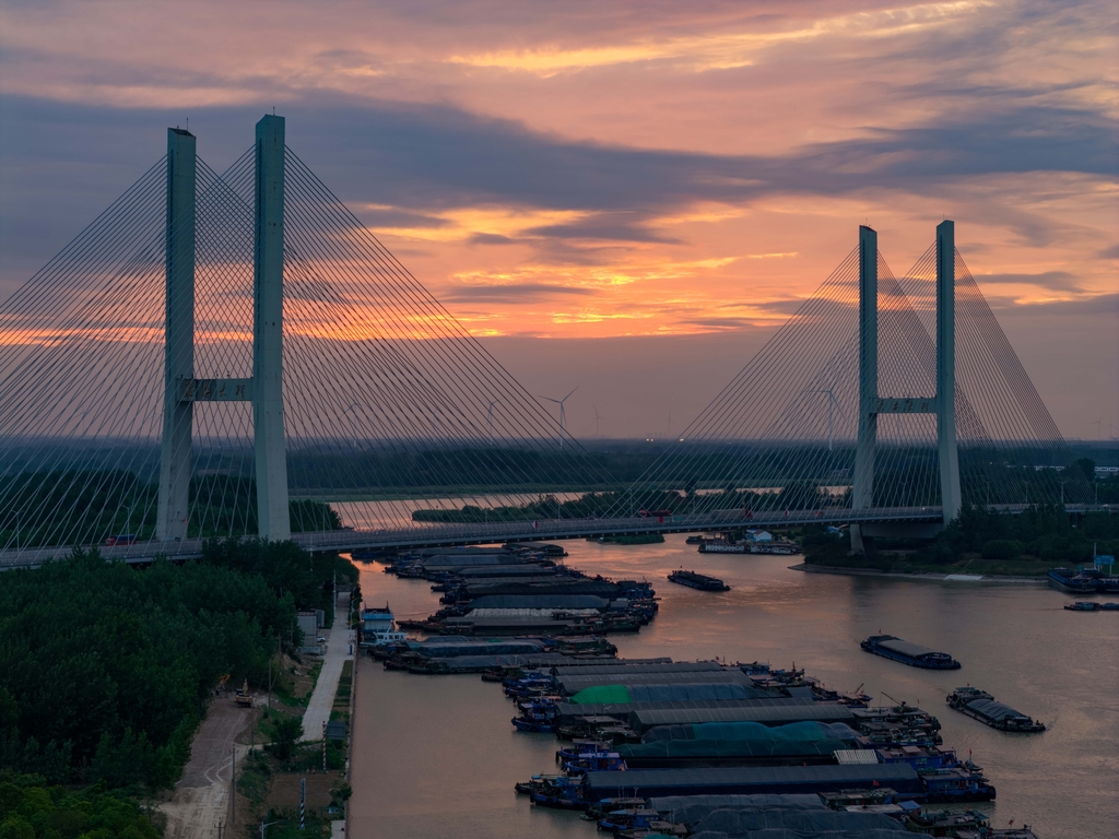 江苏淮安：京杭大运河运输忙