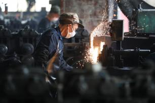 浙江杭州：工人打磨自行车钢圈