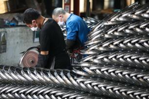 浙江杭州：工人打磨自行车钢圈