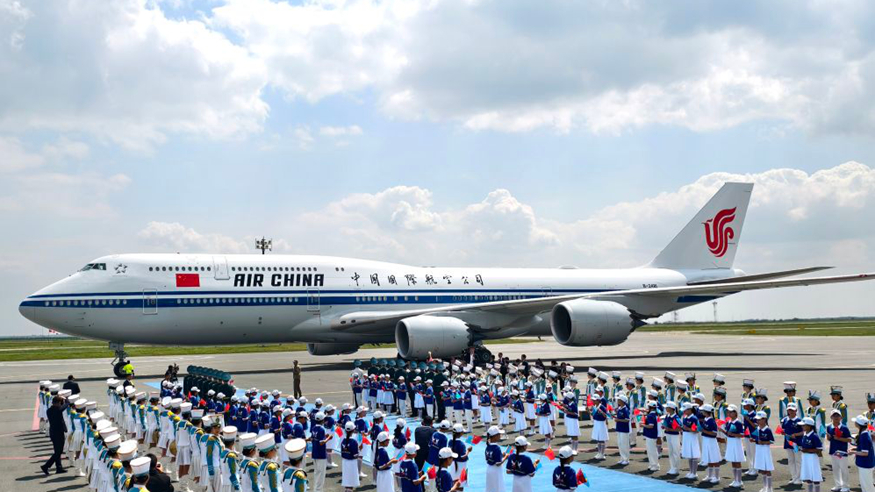 习近平抵达阿斯塔纳