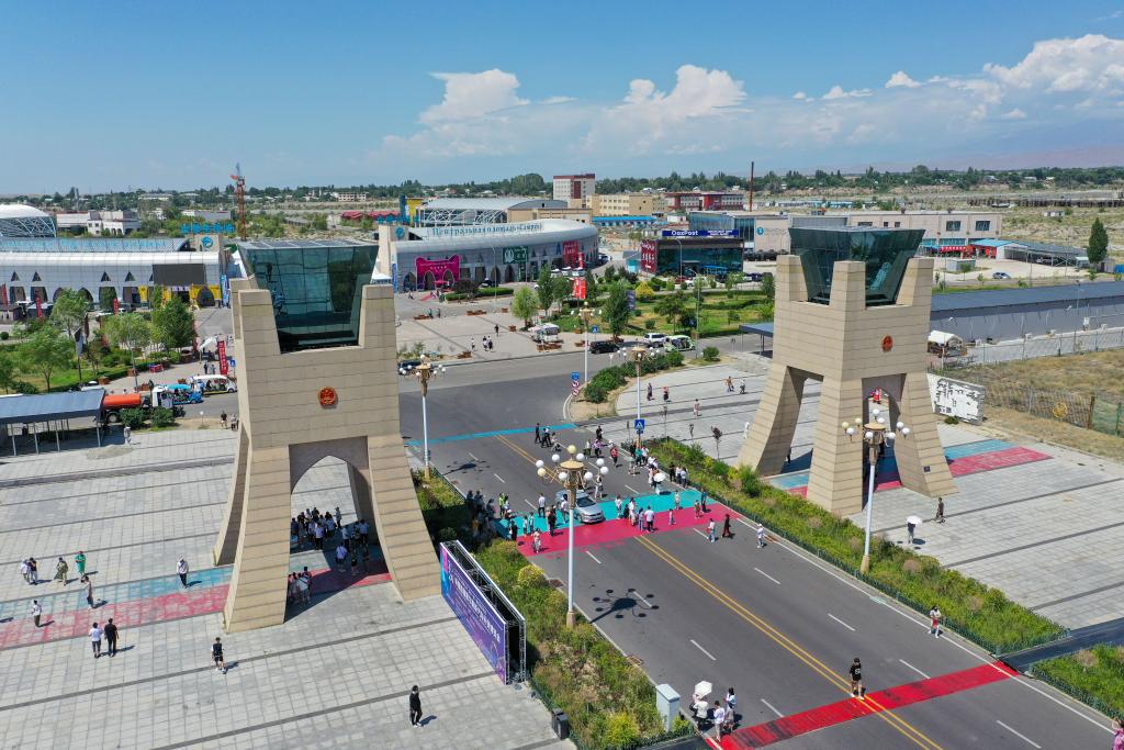 中哈边境行：在中国跨境直播的哈萨克斯坦青年