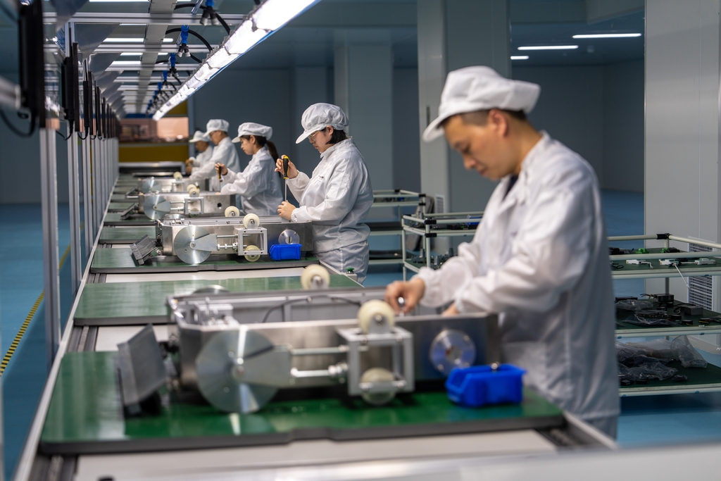 浙江金华：赶制机器人订单
