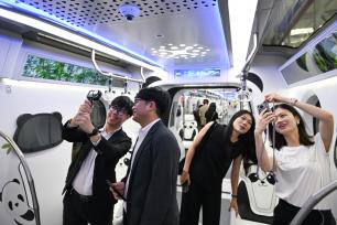 重庆：嘉宾参观熊猫主题跨座式单轨列车