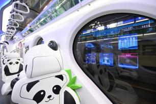 重庆：嘉宾参观熊猫主题跨座式单轨列车