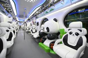 重庆：嘉宾参观熊猫主题跨座式单轨列车