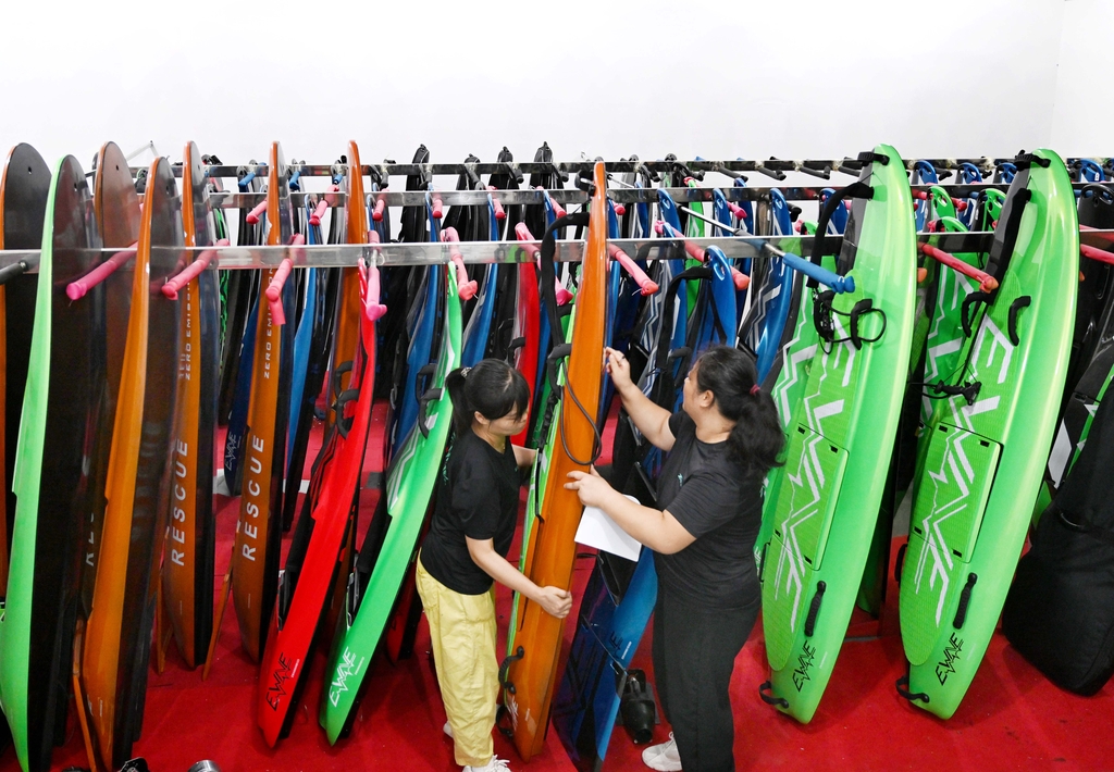 浙江金华：炎炎夏日水上用品生产旺